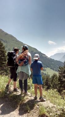 ДЕТИ ЛЮБУЮТСЯ ПАНОРАМАМИ ГОР